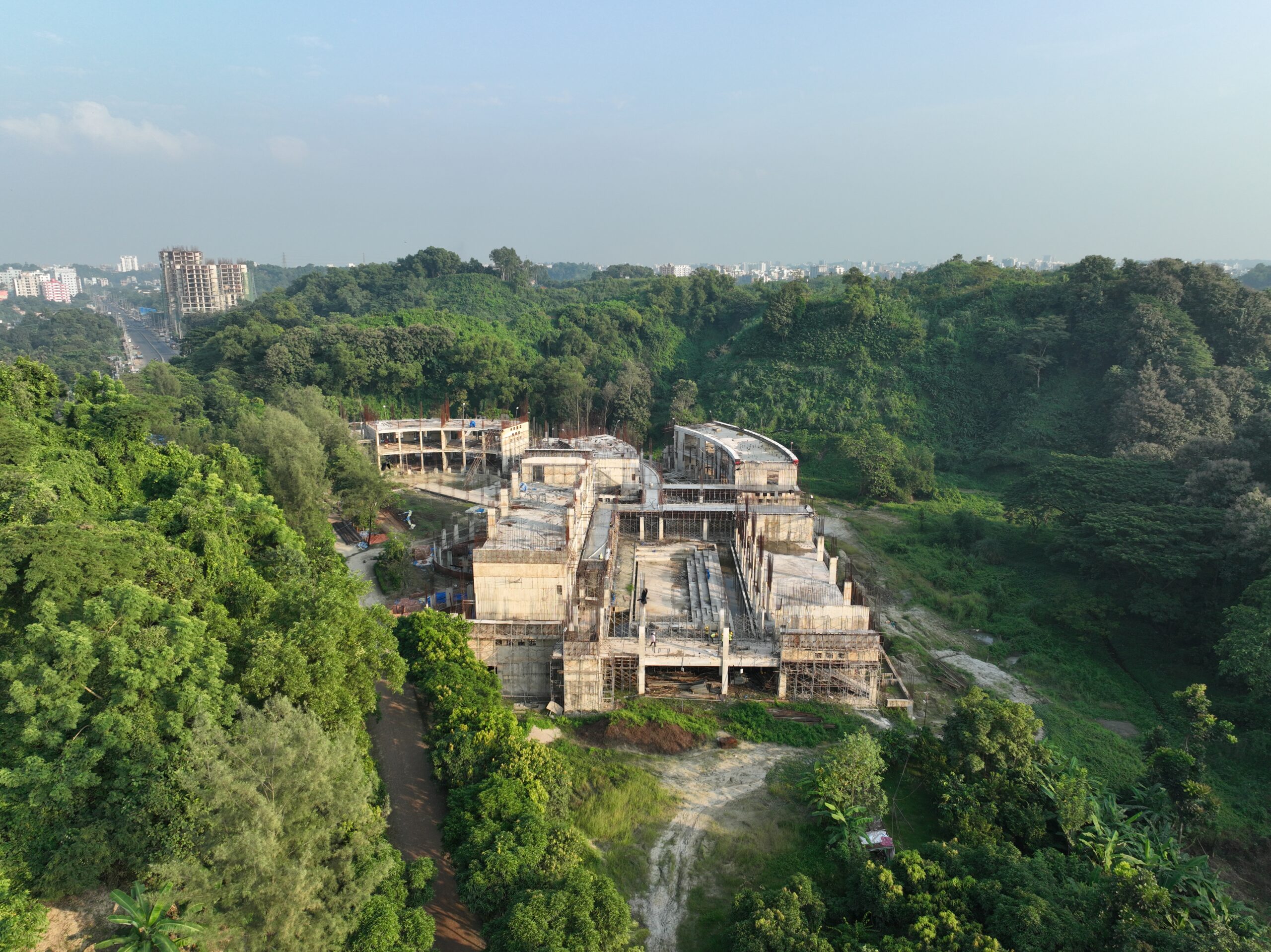 亚洲女子大学校园全景俯瞰图，绿树环绕建筑群